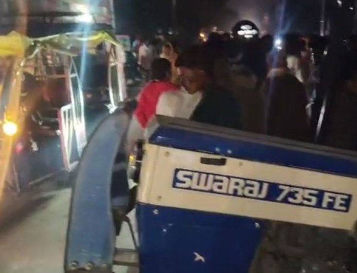 ट्रैक्टर का पहिया ब्लास्ट, दो हिस्सों में बंटा:सामने से आ रही वैगनआर से टकराई, एयरबैग खुलने से कार सवार सुरक्षित