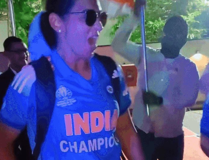 विमेंस क्रिकेट प्लेयर्स को नचाने वाला पंजाबी लड़का तेजबीर,VIDEO:वर्ल्ड कप जीतने पर हरमनप्रीत-हरलीन ने किया भंगड़ा, कैप्टन का ऐसा फैन, नाम में हरमन जोड़ा