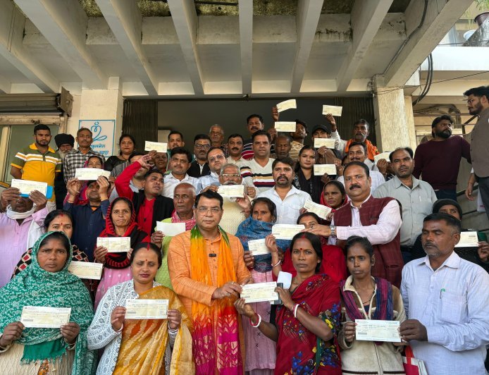 *विधायक शिव अरोरा ने अपने कार्यालय पर जरूतमद लोगो को मुख्यमंत्री राहत कोष से आर्थिक सहायता चैक बाटे व जनता दर्शन कार्यक्रम में सुनी लोगो की समस्या तत्काल किया निराकरण*