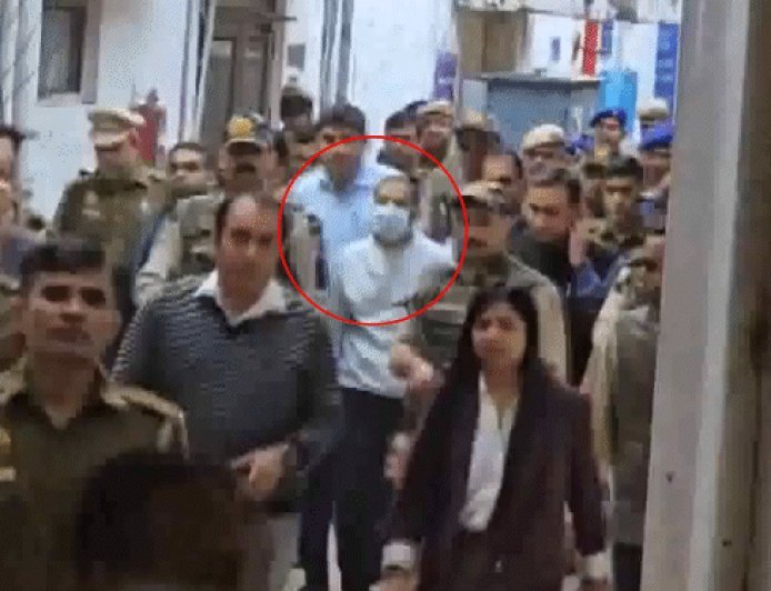 लॉरेंस का भाई अनमोल अमेरिका से भारत लाया गया:पहली फोटो सामने आई; सलमान खान के घर फायरिंग, बाबा सिद्दीकी और मूसेवाला के मर्डर का आरोप