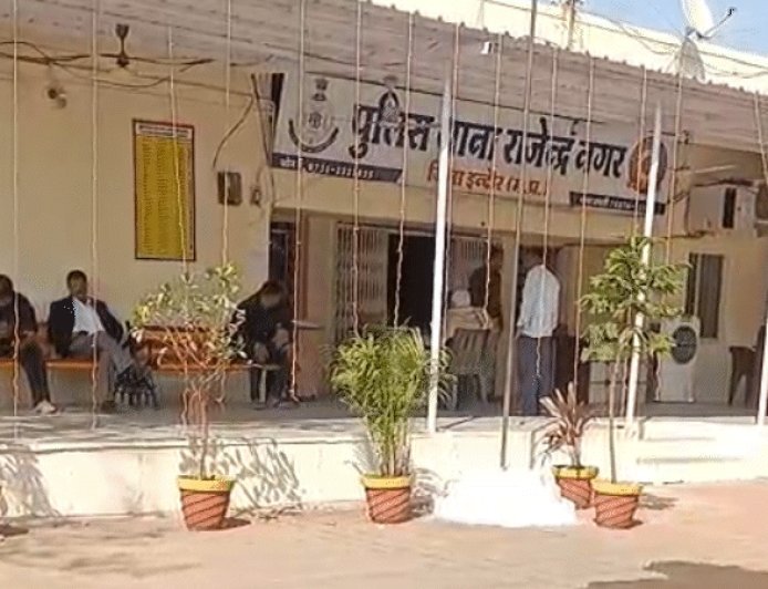 इंदौर में चलती बस में छेड़छाड़, नेशनल शूटर से बैडटच:खिलाड़ी ने कंडक्टर और ड्राइवर को पीटा; पैसेंजर बोले- दोनों नशे में थे