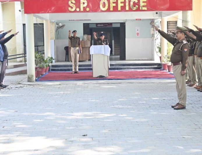 महराजगंज एसपी ने संविधान दिवस पर दिलाई शपथ:अधिकारियों-कर्मचारियों को भारतीय संविधान की प्रस्तावना का पाठ कराया गया