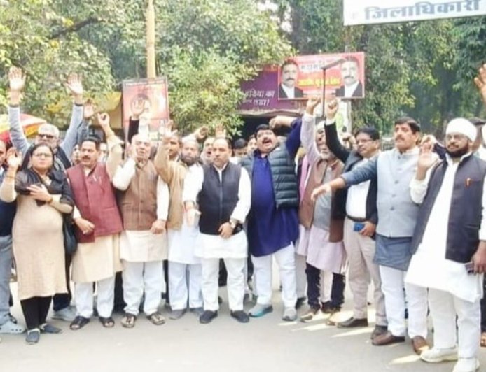 वाराणसी में S.I.R. की तारीख बढ़ाने को कांग्रेस का प्रदर्शन:कलेक्ट्रेट पर नारेबाजी कर चुनाव आयुक्त को ज्ञापन, जून तक तारीखें घोषित करने की मांग