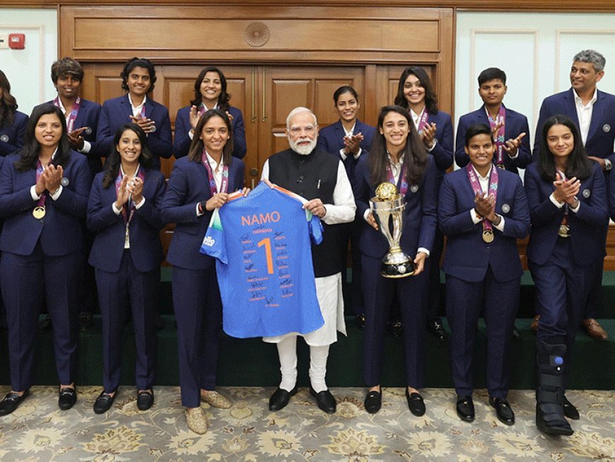 मोदी से मिली वर्ल्ड चैंपियन भारतीय महिला टीम, PHOTOS:जर्सी गिफ्ट की, मंधाना बोलीं- PM ने हमें मोटिवेट किया; प्रतिका रावल व्हीलचेयर से पहुंचीं