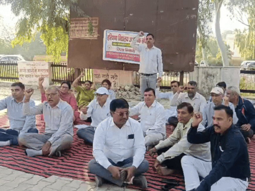 भिवानी में शिक्षकों का विरोध प्रदर्शन:बोले-जल्द मांगें की जाएं पूरी, 8 को पानीपत में करेंगे शिक्षा मंत्री के आवास का घेराव