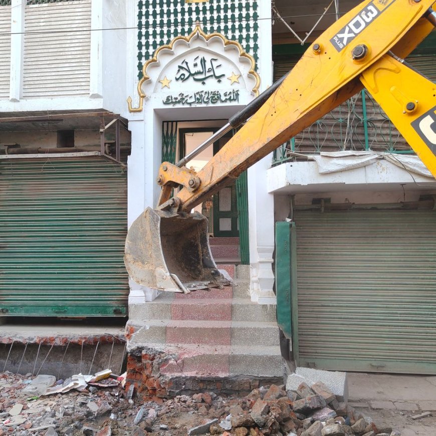 सीतापुर में सड़क चौड़ीकरण के लिए चला बुलडोजर, VIDEO:मस्जिद की सीढ़ियां, वकीलों के घरों के सामने अतिक्रमण ध्वस्त, टीम से हुई नोकझोंक