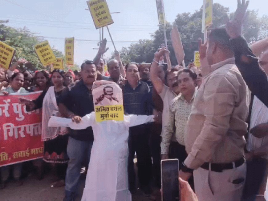 भगवान झूलेलाल पर टिप्पणी के खिलाफ सवाई माधोपुर में प्रदर्शन:अमित बघेल के खिलाफ जमकर नारेबाजी; पुतला जलाया
