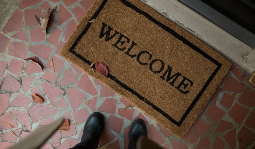 क्या 'वेलकम' डोरमैट सच में लाता है नकारात्मकता? वास्तु शास्त्र ने बताई घर की खुशहाली की सच्चाई!