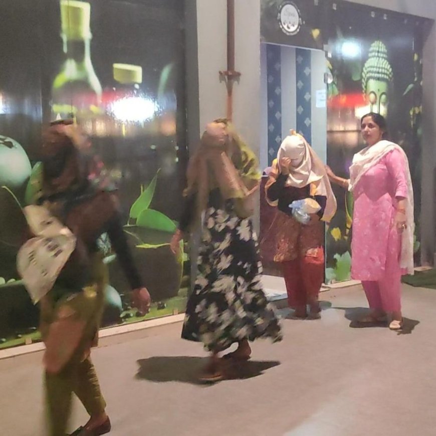 रेवाड़ी में देह व्यापार रैकेट का भंडाफोड़:हंस रिसॉर्ट के स्पा सेंटर में रेड, आपत्तिजनक हालत में मिले जोड़े, 9 महिला- ग्राहक पकड़े