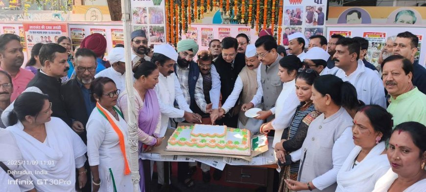 उत्तराखंड राज्य स्थापना दिवस रजत जयंती पर कांग्रेस मुख्यालय में ध्वजारोहण के साथ कटा २५ पौंड का केक