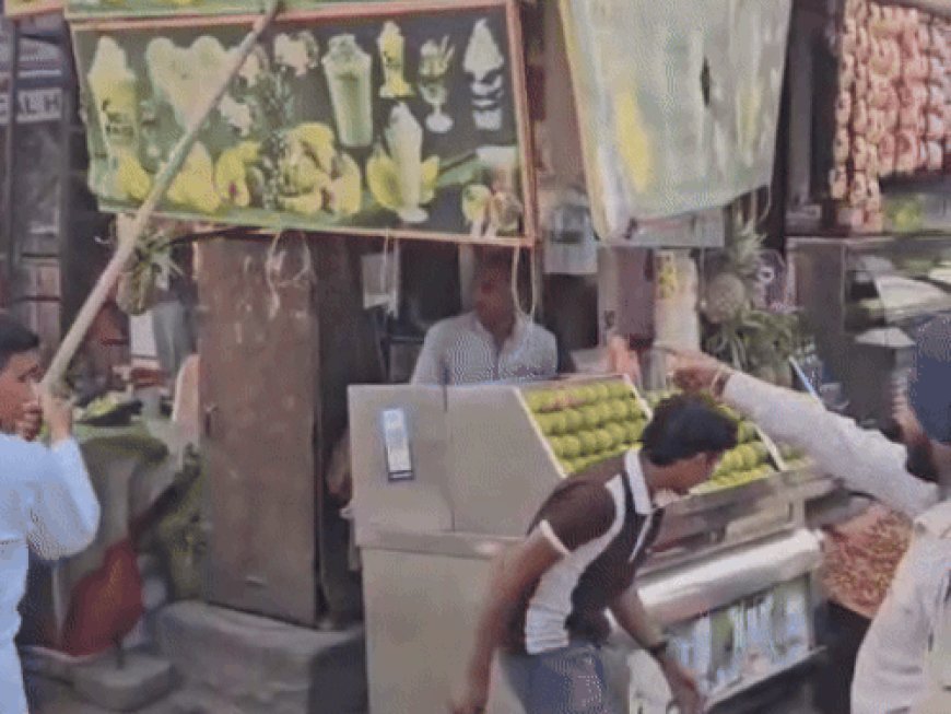 रोहतक में निगम टीम ने हटवाया अतिक्रमण:दुकानों के बाहर रखा सामान उठाया, फ्लैक्स काटे, रेहड़ी को हटवाया, कानूनी कार्रवाई की दी चेतावनी