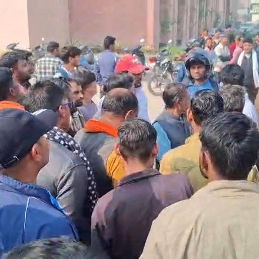 मथुरा में सफाई कर्मियों की सांकेतिक हड़ताल:डोर-टू-डोर कचरा कलेक्शन ठप, निगम कार्यालय पर प्रदर्शन