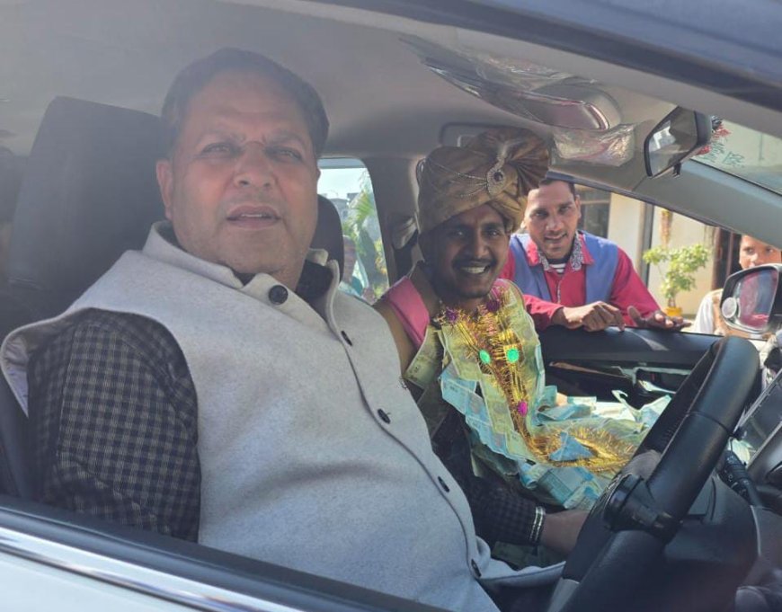 अपने वाहन चालक की शादी में खुद दुल्हे की कार चलाकर महापौर ने दिखाई सादगी और अपनापन