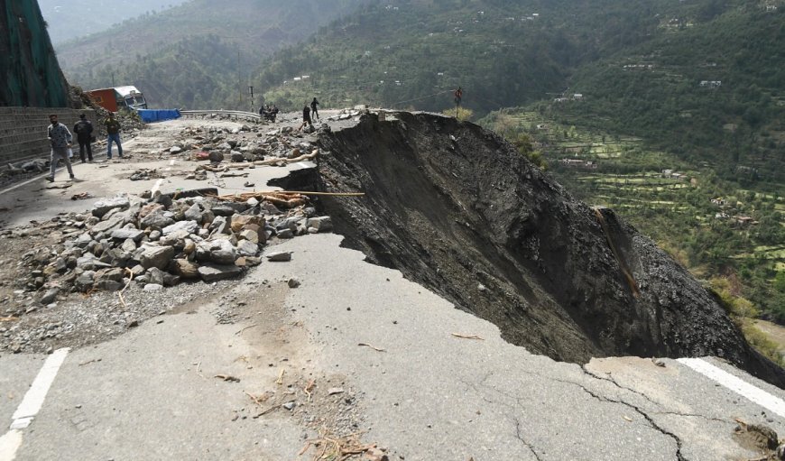 इंडोनेशिया के जावा द्वीप में भूस्खलन, दो लोगों की मौत और 21 लापता