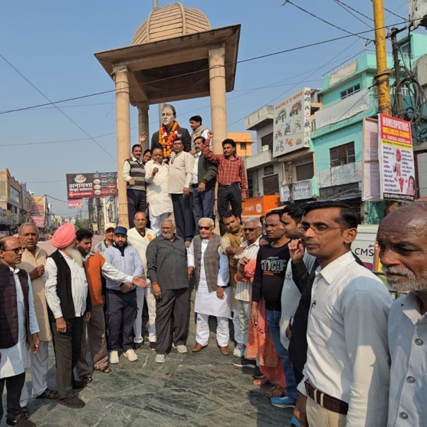 हापुड़ में कांग्रेस ने मनाई जवाहरलाल नेहरू की जयंती:जिलाध्यक्ष बोले- आधुनिक भारत की आधारशिला रखने में नेहरू जी की भूमिका महत्वपूर्ण