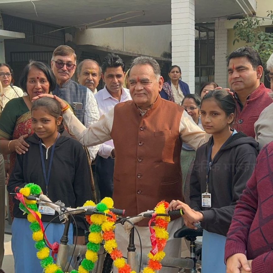 हांसी में 90 छात्राओं को मिली साइकिल:विधायक भयाना बोले- यह केवल सुविधा नहीं, बेटियों की शिक्षा को गति देने का माध्यम