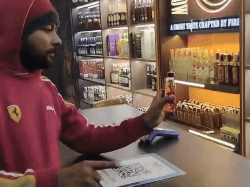 फतेहाबाद में देसी शराब में मिला मृत कॉकरोच:ई-रिक्शा ड्राइवर ने पव्वा दिखा ठेके पर किया हंगामा; कर्मी बोला-हमने थोड़ी बनाई है