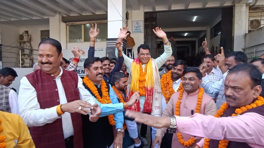 बिहार में प्रचंड विजय पर विधायक शिव अरोरा ने अपने कार्यालय पर कार्यकर्त्ताओ संग मनाया जीत का जश्न*