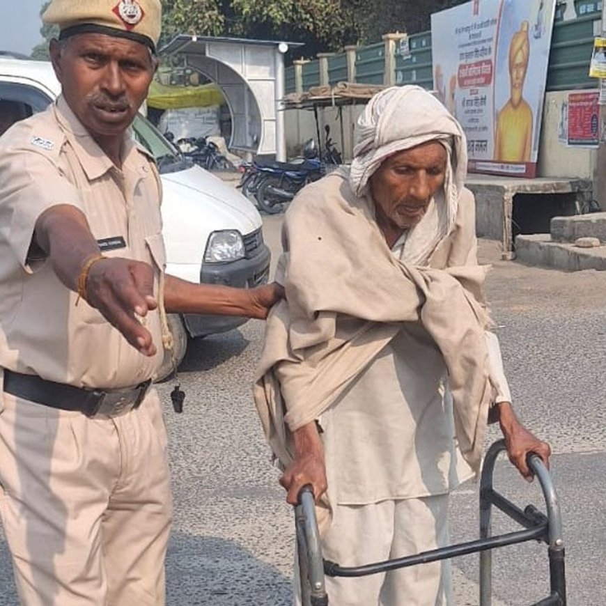 सोनीपत में पुलिसकर्मी की दरियादिली:CM कार्यक्रम में आए बुजुर्ग को सुरक्षित रोड पार कराया; बिसवां मिल चौक पर थी ड्यूटी