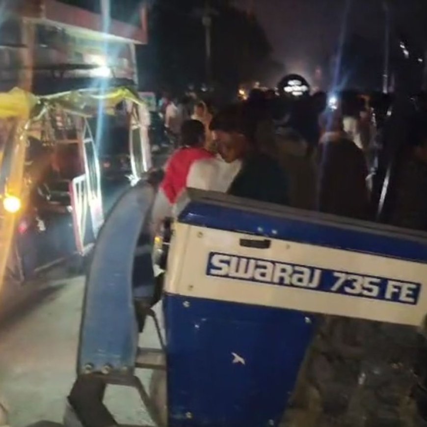 ट्रैक्टर का पहिया ब्लास्ट, दो हिस्सों में बंटा:सामने से आ रही वैगनआर से टकराई, एयरबैग खुलने से कार सवार सुरक्षित