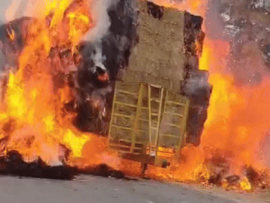 सोनीपत में पराली से भरी ट्राली में लगी आग:हाई टेंशन तार के टकराने से हादसा, फायर ब्रिगेड ने काबू पाया