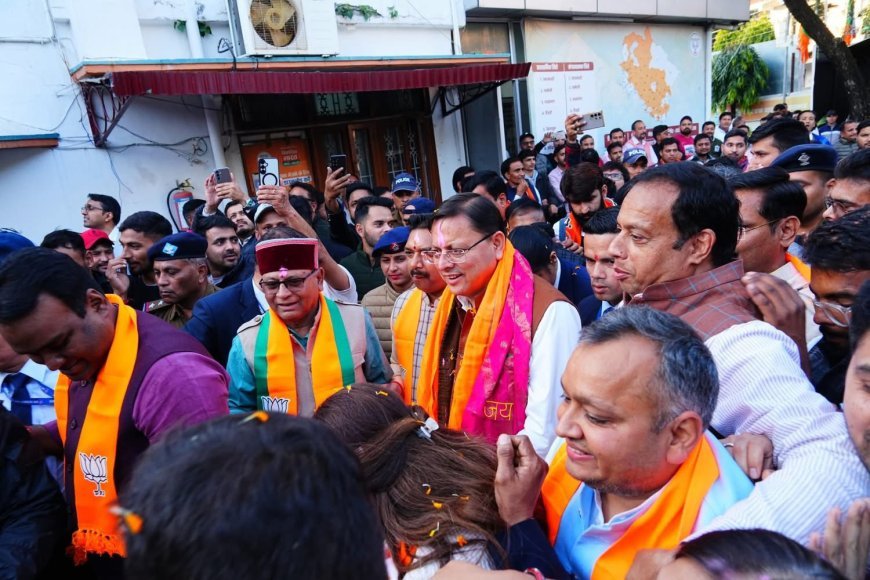 भाजपा कार्यालय, देहरादून में आयोजित विजय उत्सव में भाजपा पदाधिकारियों एवं कार्यकर्ताओं के साथ बिहार चुनाव में NDA को मिले प्रचंड बहुमत का जश्न मनाया