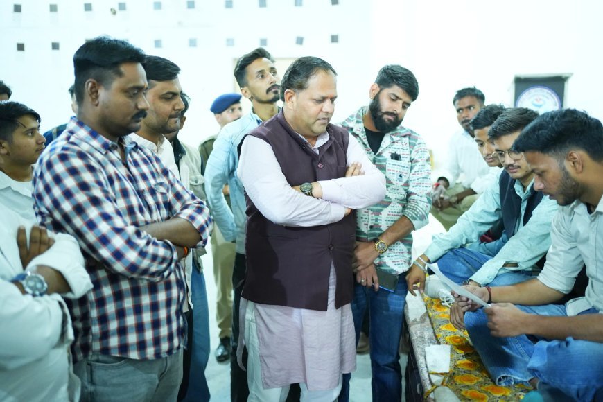 महापौर के आश्वासन पर छात्रों का धरना समाप्त