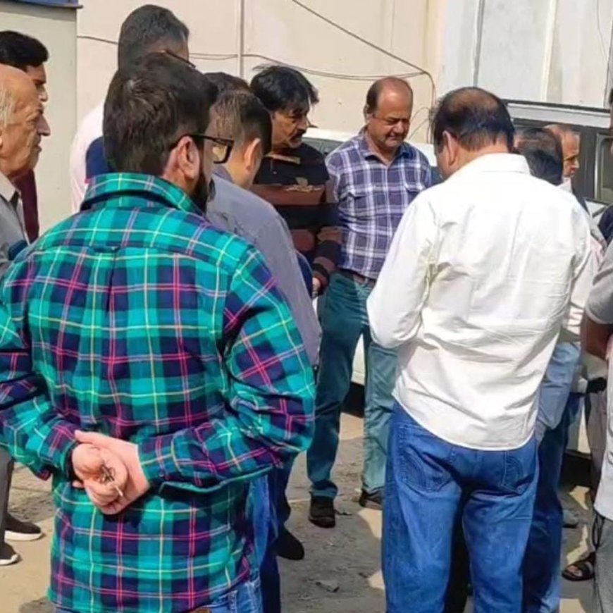 फरीदाबाद में सीवरेज ओवरफ्लो से भड़के लोग:निगम मुख्यालय पहुंचे, कमिश्नर से नहीं हुई मुलाकात, फिर अधिकारियों से तीखी नोकझोंक