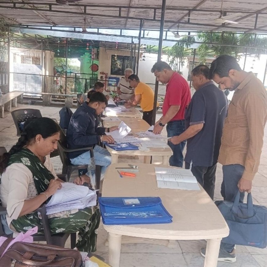 असम में BLO को आदेश- वोटरों की गलत फोटो बदलें:बिहार में मिले थे कुत्ते-बिल्ली के फोटो; राहुल बोले- SIR रिफॉर्म नहीं, थोपा हुआ जुल्म