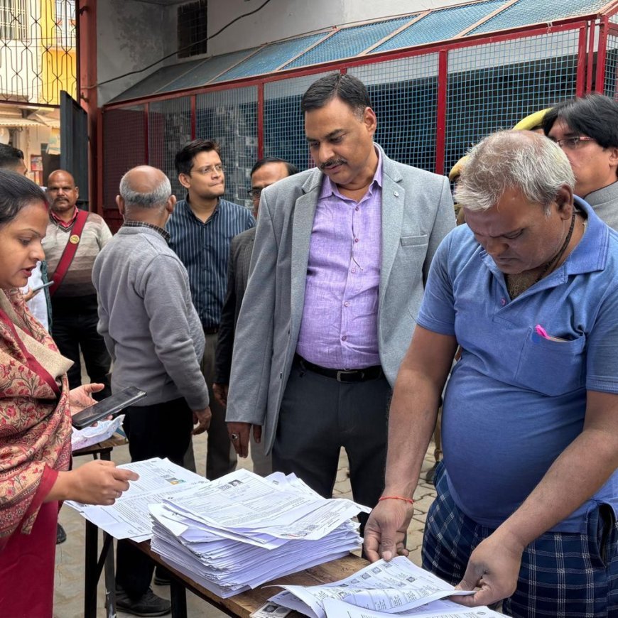 मिर्जापुर DM ने बूथों का किया निरीक्षण:आंगनबाड़ी कार्यकत्री की लापरवाही पर जताई नाराजगी