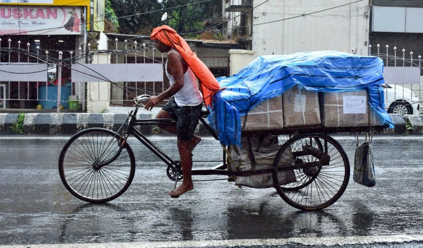 मलक्का स्ट्रेट पर 'सेनयार' का साया, दक्षिण भारत में भारी बारिश का रेड अलर्ट जारी, IMD की चेतावनी