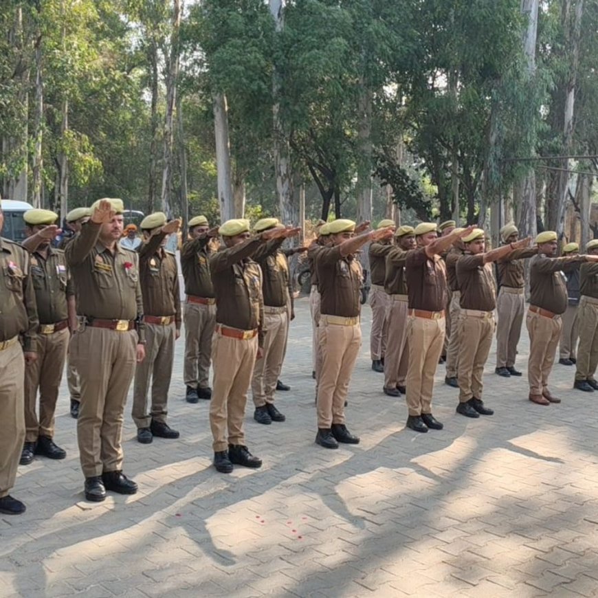 कन्नौज पुलिस ने संविधान दिवस पर किया शपथ ग्रहण समारोह:ASP ने अधिकारियों-कर्मचारियों को मौलिक कर्तव्यों की शपथ दिलाई