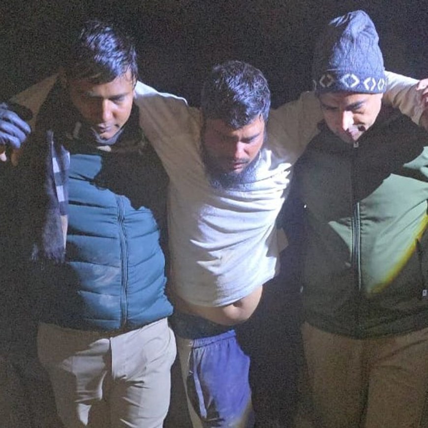 रामपुर पुलिस मुठभेड में दो गौकश गिरफ्तार:गोली लगने से घायल, 3 फरार; औजार, तमंचे, कारतूस व वाहन बरामद