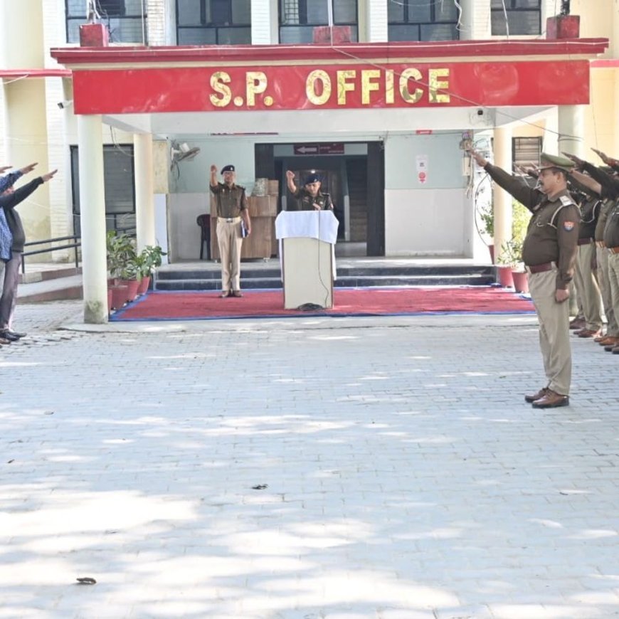 महराजगंज एसपी ने संविधान दिवस पर दिलाई शपथ:अधिकारियों-कर्मचारियों को भारतीय संविधान की प्रस्तावना का पाठ कराया गया