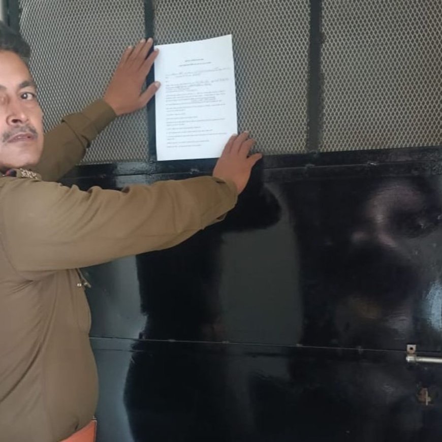 लखनऊ में नेहा राठौर के घर पहुंची पुलिस:लंका पुलिस ने दरवाजे पर चस्पा किया नोटिस; लखनऊ पुलिस भी जारी कर चुकी है नोटिस