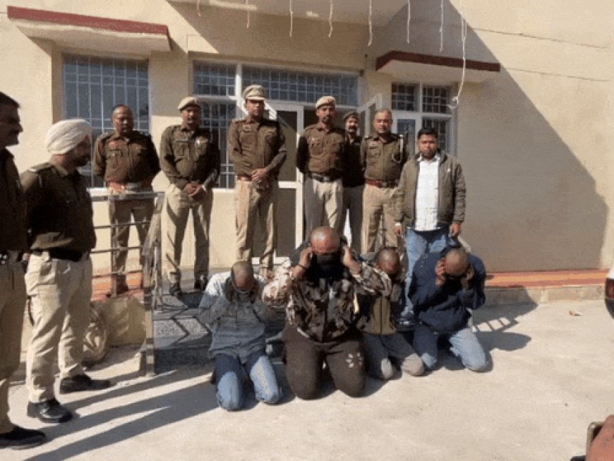 युवती का पीछा करने वालों के मुंडवाए सिर:अंबाला बाजार में परेड कराई, कान पकड़कर बोले- किसी लड़की की तरफ नहीं देखेंगे