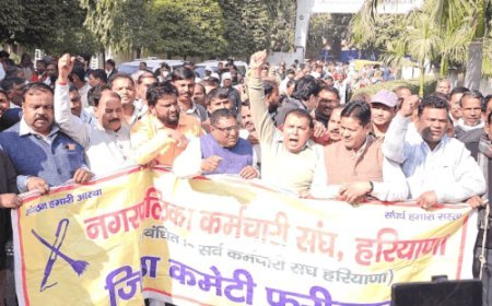 फरीदाबाद में नगर निगम कर्मचारियों का प्रदर्शन:भेदभाव के आरोपों पर आयुक्त ऑफिस का किया घेराव, 7 दिन की चेतावनी