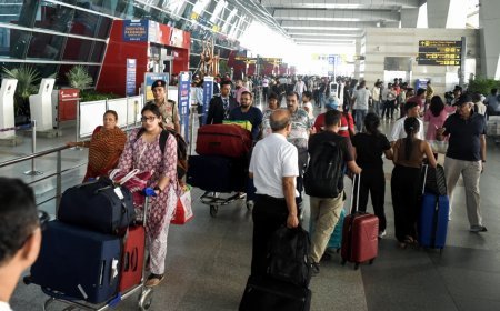 Delhi Airport पर IndiGo का 'ऑपरेशनल संकट' जारी, यात्रियों की बेबसी पर एयरपोर्ट बोला- 'धीरे-धीरे सामान्य हो रहा है परिचालन सब्र रखें'