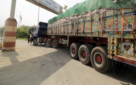 पाकिस्तान-अफगानिस्तान सीमा बंद: हफ्तों से फंसे ट्रक, संतरे का निर्यात ठप्प, छोटे कारोबारियों पर मंडरा रहा खतरा