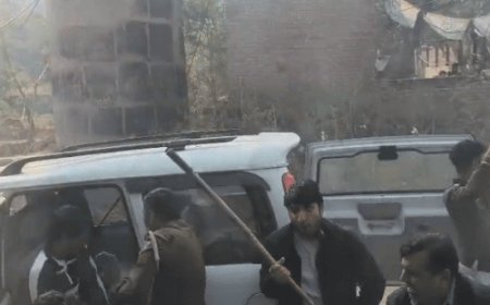 दिल्ली पुलिस और ग्रामीणों में झड़प, VIDEO:नूंह में आरोपी को पकड़ने आई थी, महिलाओं को गाड़ी में बैठाने पर बिगड़ा माहौल