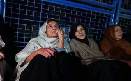 Pakistan में इमरान खान को लेकर हो गया कौन सा नया बवाल, जेल के बाहर धरने पर बैठीं तीनों बहने