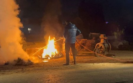 हांसी में तोशाम रोड पर कबाड़ में लगी आग:घना धुआं फैलने से लोगों को परेशानी; दुकान के बाहर पड़े फिल्टर जले