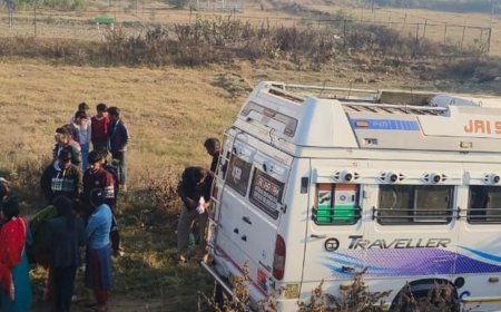 लखनऊ एक्सप्रेस-वे पर बस खाई में गिरी, कई घायल:हिसार से आ रही बस, बाइक सवार को बचाते हुए खाई में उतरी