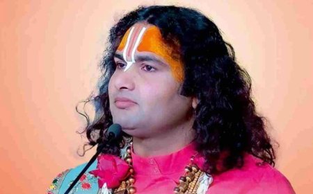 अनिरुद्धाचार्य को महंगी पड़ी महिलाओं पर टिप्पणी, कोर्ट में परिवाद दर्ज