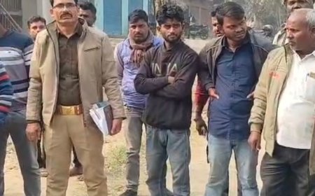 कौशांबी में कार ने बाइक सवार दंपती को टक्कर मारी:पत्नी की मौत, पति गंभीर रूप से घायल; कार चालक फरार