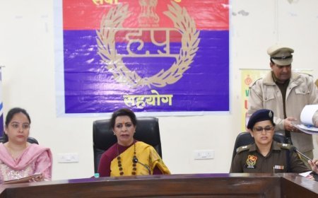 पलवल में महिला आयोग चेयरपर्सन ने सुनी शिकायतें:12 शिकायतों का मौके पर निपटारा, रेनू भाटिया बोलीं- शिक्षकों को पहले खुद संस्कारवान बनना होगा