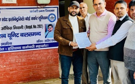 बालसमंद में बिजली कर्मचारियों का प्रदर्शन:ऑनलाइन ट्रांसफर पॉलिसी का विरोध, बोले- समस्या का समाधान नहीं, तेज किया जाएगा संघर्ष