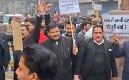हाईकोर्ट बेंच के लिए सड़कों पर उतरे वकील, बाजार बंद:मुरादाबाद में पूर्व सांसद एसटी हसन भी वकीलों के प्रोटेस्ट में शामिल