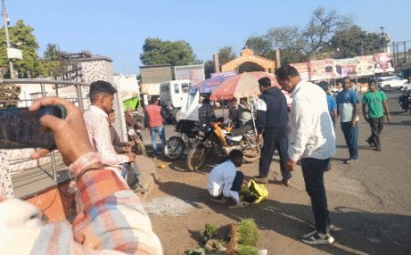 प्रतापगढ़ में नगर परिषद ने अतिक्रमण पर सख्त रुख अपनाया:दुकानदारों को चेतावनी दी, अतिक्रमण हटाने के निर्देश जारी