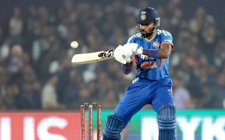 भावुक पल! हार्दिक पांड्या ने छक्के से चोटिल कैमरामैन को लगाया गले, बर्फ से की सिकाई